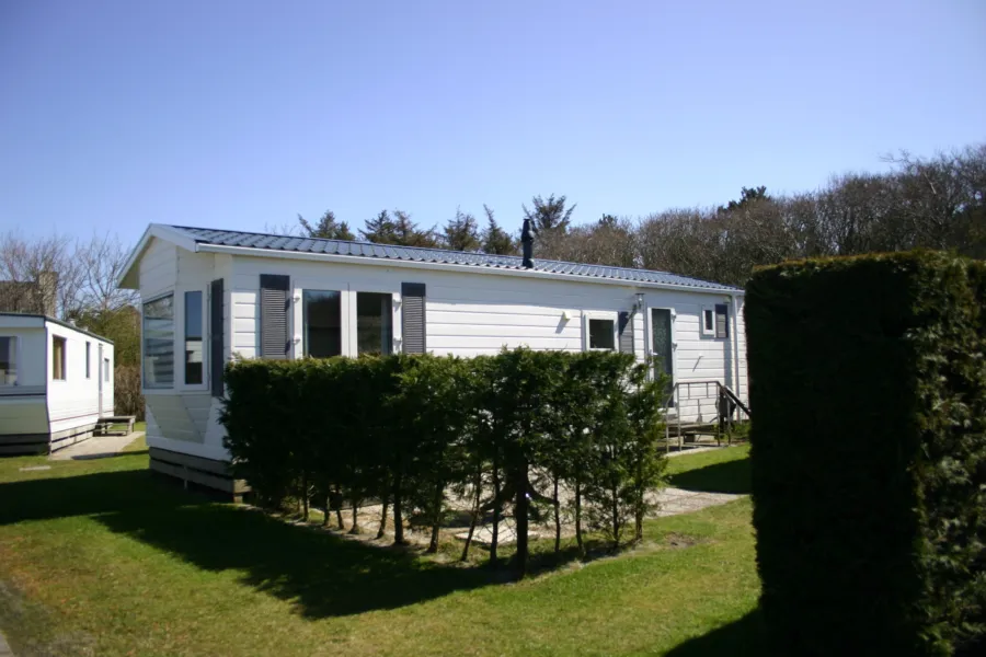 Texels Boschreijk chalet voor en zijaanzicht