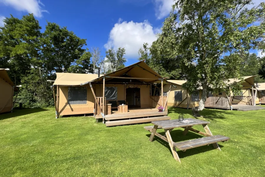 Texelse lodge Coogherveld 5p voorkant met picknick tafel