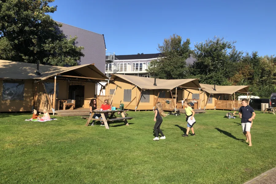 Coogherveld Camping Algemeen Spelende kinder bij de lodge